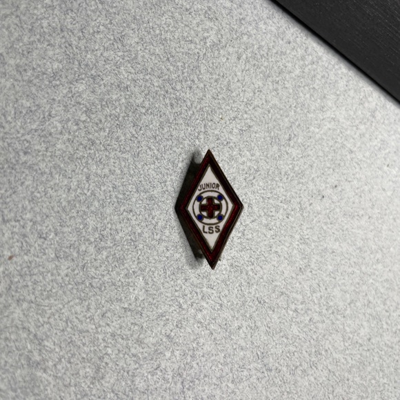 Red Cross Junior LSS Life Saving Service Enamel Lapel Pin WWII Vintage - Picture 5 of 5
